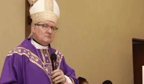 Quem é o bispo que pediu bênção contra o comunismo em ato religioso