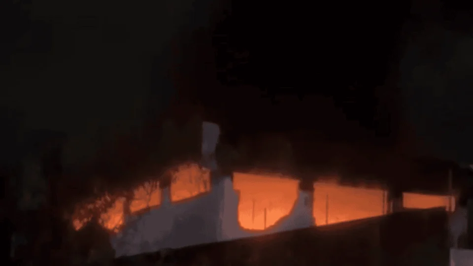 Incêndio em Palmas (TO): Fogo em poste se espalha para prédio comercial na 512 Sul