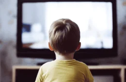 Oftalmologistas alertam: uso excessivo de telas pode prejudicar a visão das crianças; saiba como prevenir