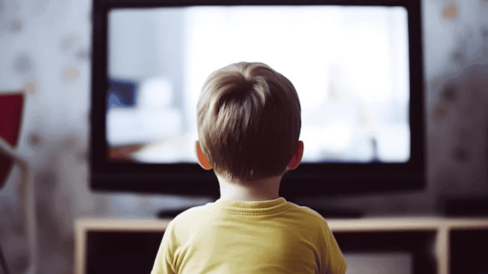 Oftalmologistas alertam: uso excessivo de telas pode prejudicar a visão das crianças; saiba como prevenir