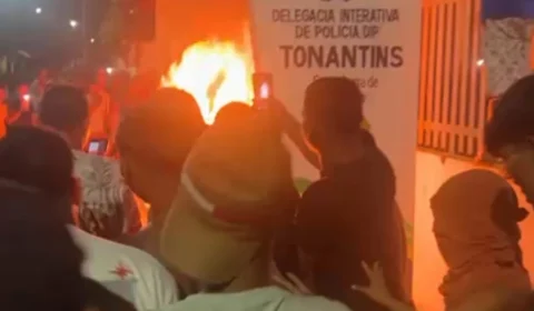 População de Tonantins invade delegacia e lincha suspeito de feminícidio até a morte; corpo foi queimado na porta da delegacia