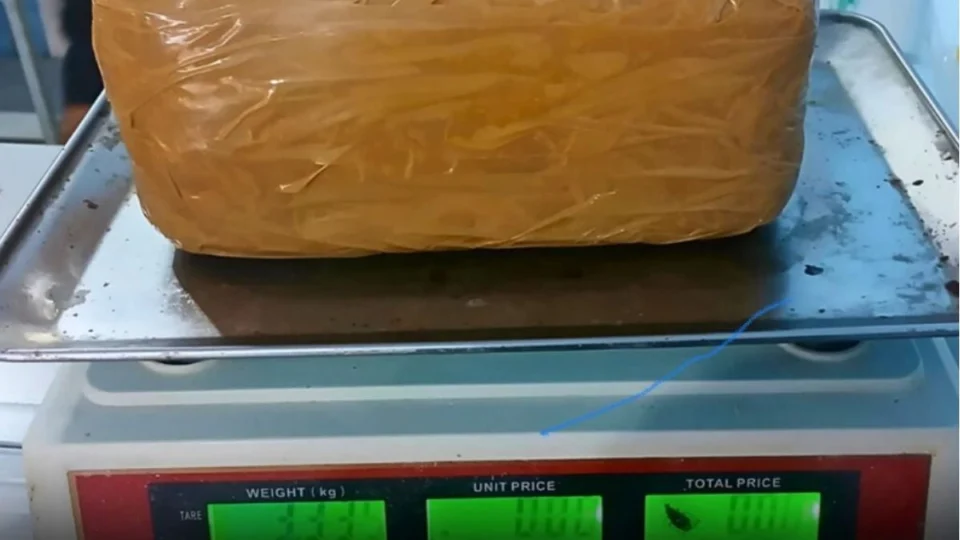 Homem é preso com 3,4 kg de pasta base de cocaína em ônibus interestadual