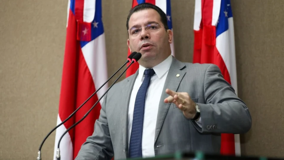 Wilker Barreto cobra transparência em contratos da saúde no AM e alerta: ‘convocação da secretária é iminente’
