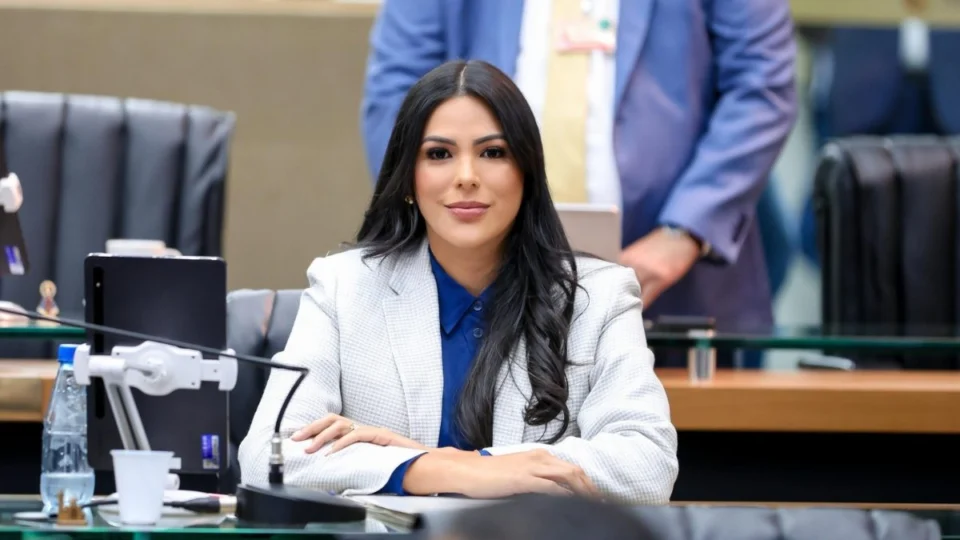 ‘Acompanhei apenas pela mídia’, diz Mayra Dias sobre bastidores da CPI do Asfalta Manaus