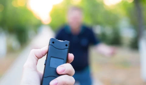 Amazonas autoriza mulheres a portarem armas de choque para defesa pessoal