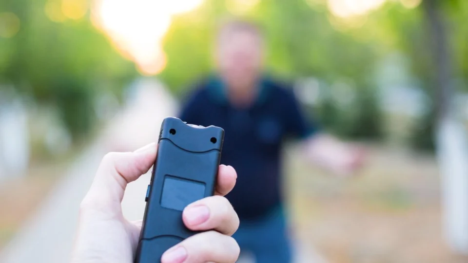 Amazonas autoriza mulheres a portarem armas de choque para defesa pessoal
