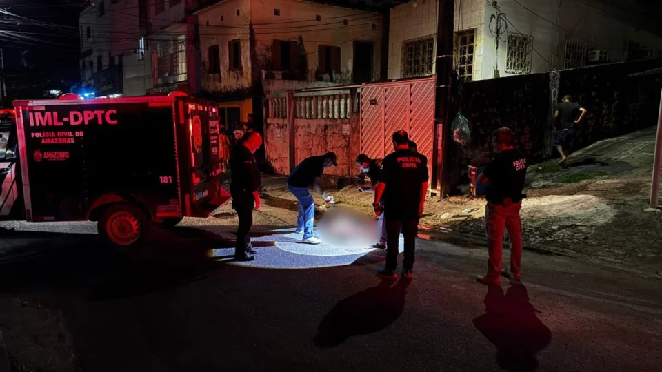 Suspeito de assalto é morto após ser linchado por moradores em Manaus; comparsa foi espancado