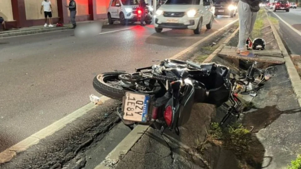 VÍDEO: homem morre atropelado por motocicleta na Avenida Torquato Tapajós em Manaus