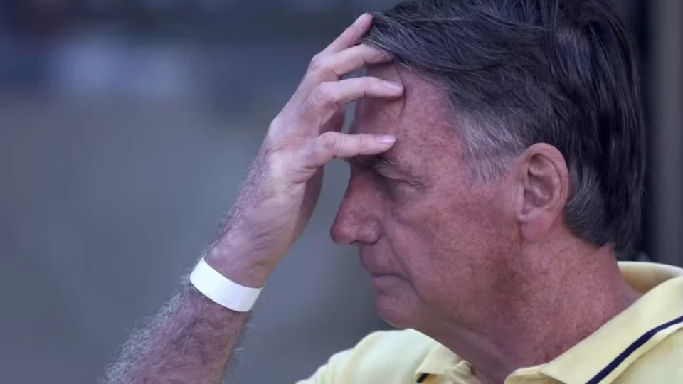 Bolsonaro pode ter vigilância reforçada pela PF após alerta de risco de fuga, diz PGR