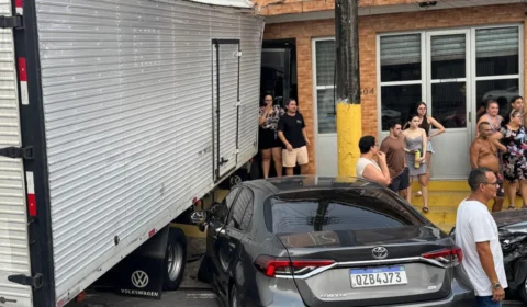 VÍDEO: caminhão invade casa e destrói carros no São Jorge, em Manaus; motorista é suspeito de embriaguez