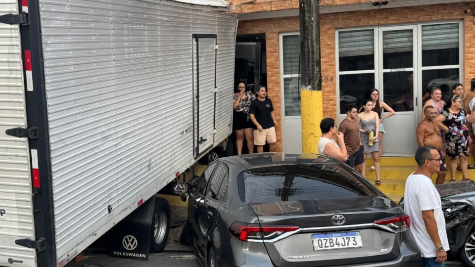 VÍDEO: caminhão invade casa e destrói carros no São Jorge, em Manaus; motorista é suspeito de embriaguez