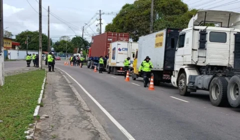 Caminhões são alvos de fiscalização no Porto Chibatão em Manaus; veículos irregulares podem ser apreendidos