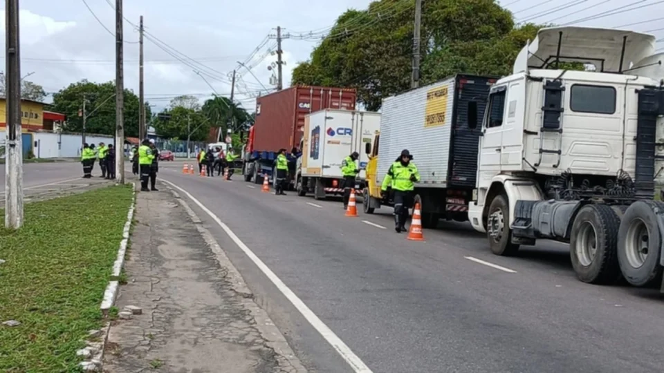 Caminhões são alvos de fiscalização no Porto Chibatão em Manaus; veículos irregulares podem ser apreendidos