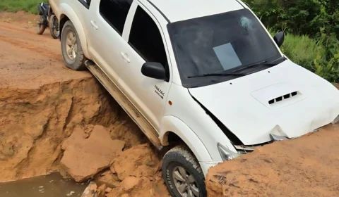 Caminhonete cai em rompimento de vicinal e deixa comunidade ilhada em São Luiz do Anauá