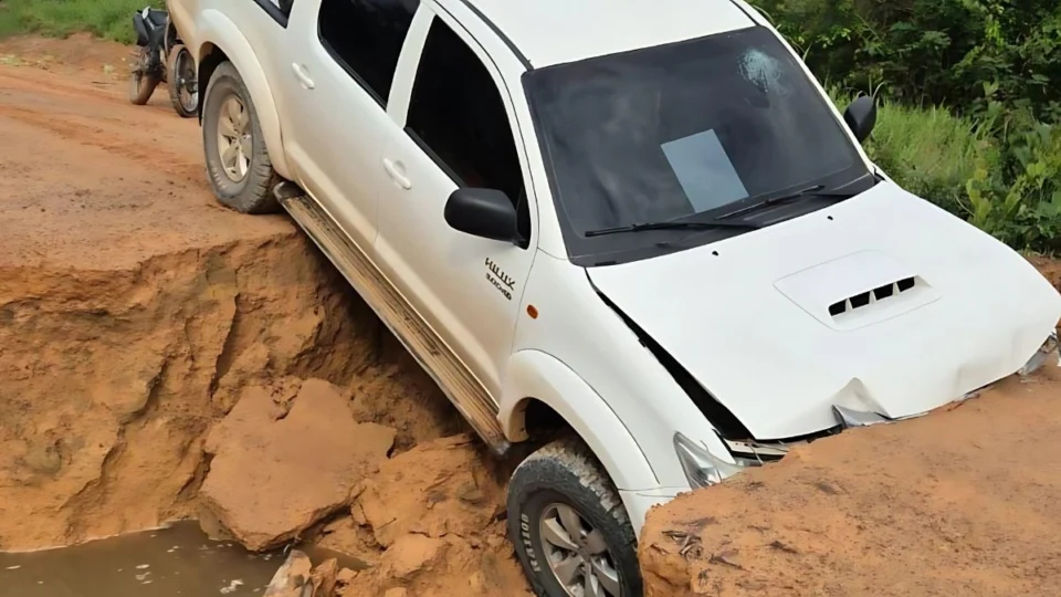 Caminhonete cai em rompimento de vicinal e deixa comunidade ilhada em São Luiz do Anauá