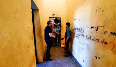 Delegacia interditada no interior do Amazonas abrigava 46 presos em espaço para 8 pessoas