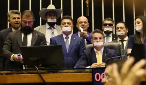 Deputados colam esparadrapos na boca e ocupam Mesa da Câmara em protesto pró-Bolsonaro