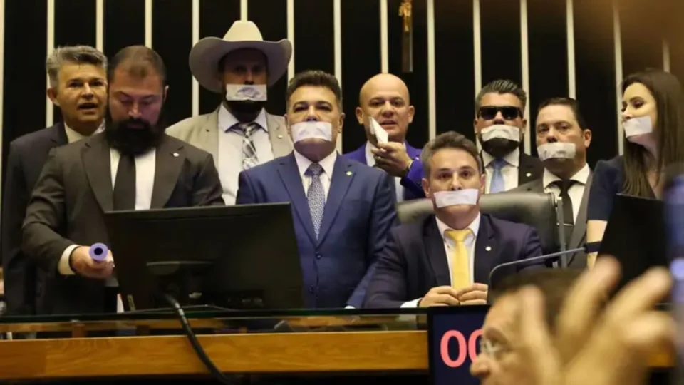 Deputados colam esparadrapos na boca e ocupam Mesa da Câmara em protesto pró-Bolsonaro