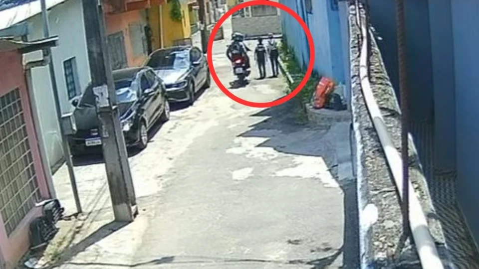 Vídeo mostra tentativa de assalto a crianças a caminho da escola em Manaus