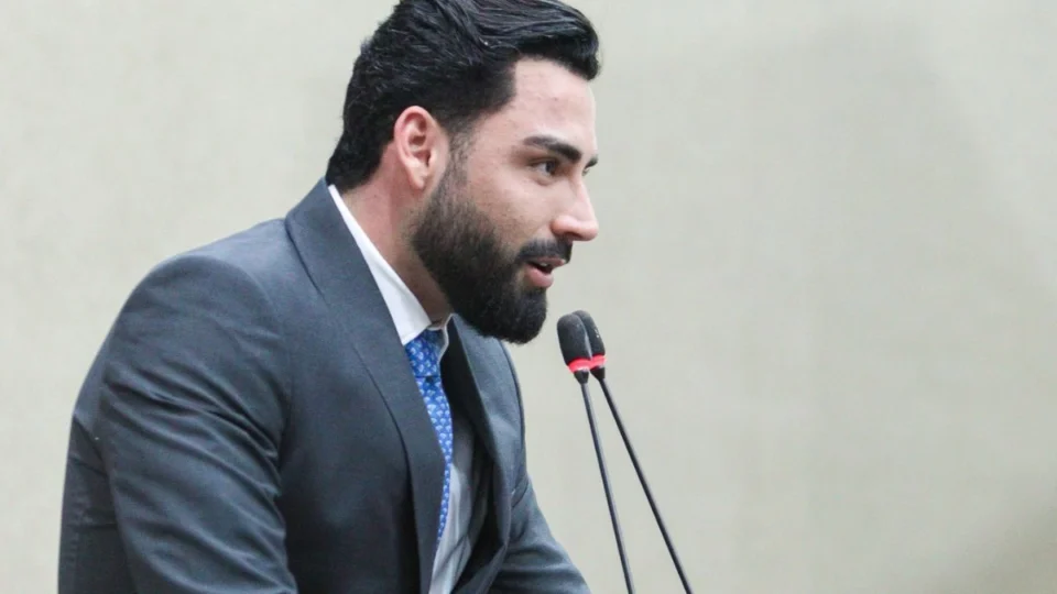 Cumpriu? Eurico Tavares fala sobre promessa de doar salário de vereador