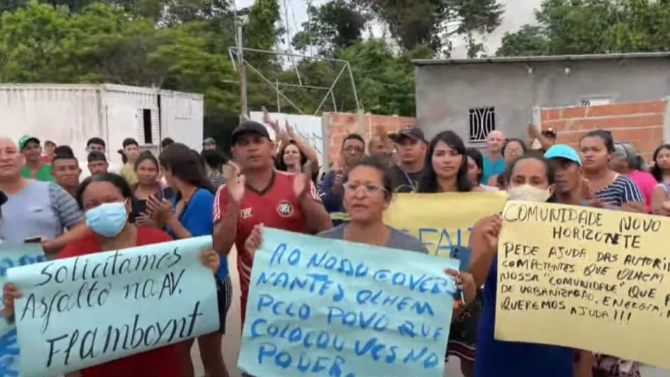 ‘Ninguém veio ajudar’: comunidade sofre com fumaça tóxica após incêndio em fábrica de Manaus; veja vídeo