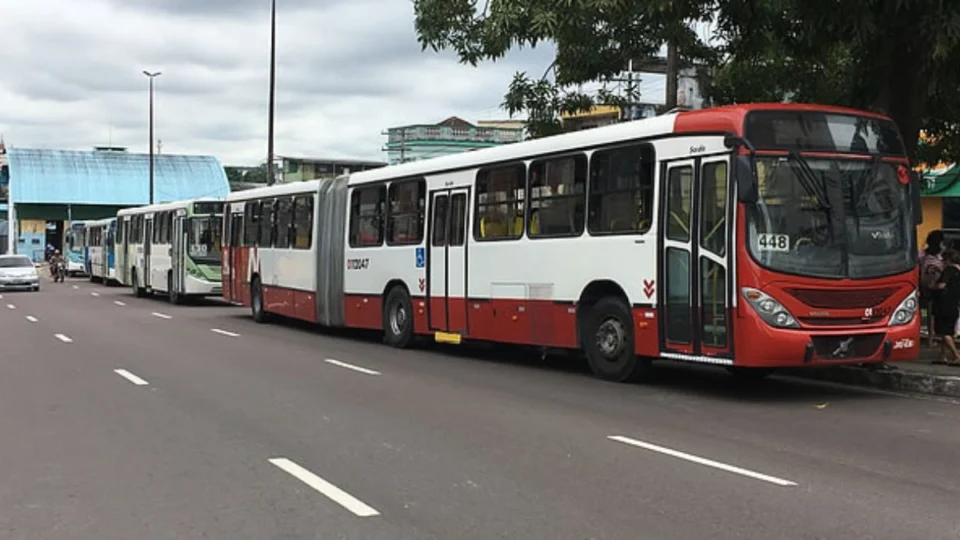 Greve de ônibus em Manaus é suspensa após promessa de pagamento de vale, diz sindicato