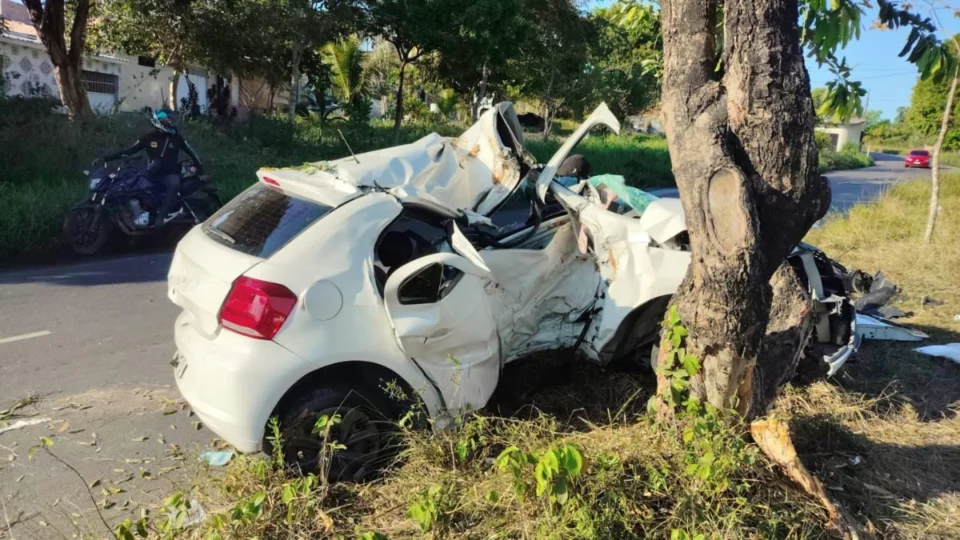 VÍDEO: homem morre e carro fica destruído em acidente na avenida Curaçá, em Manaus