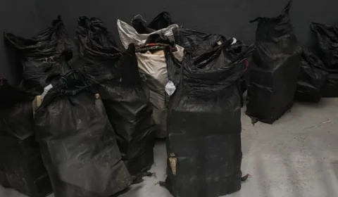 Homem é preso com 700 kg de cocaína em caminhão no Porto da Ceasa, em Manaus; droga iria para Europa