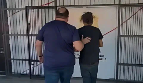 Homem é preso por perseguir e tentar derrubar ex-companheira e filho de moto em Manaus