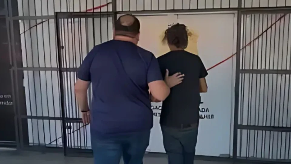 Homem é preso por perseguir e tentar derrubar ex-companheira e filho de moto em Manaus