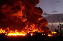 Incêndio em fábrica no Distrito Industrial já dura quase 20 horas e gera fumaça intensa