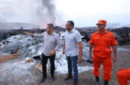 Wilson Lima acompanha combate a incêndio em fábricas de Manaus que dura mais de 30 horas