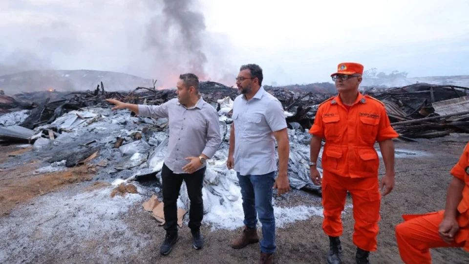 Wilson Lima acompanha combate a incêndio em fábricas de Manaus que dura mais de 30 horas