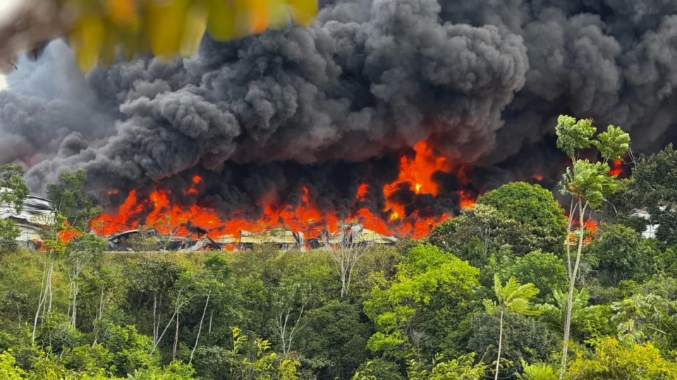 Incêndio em fábricas de Manaus foi o maior já registrado na capital, diz Corpo de Bombeiros