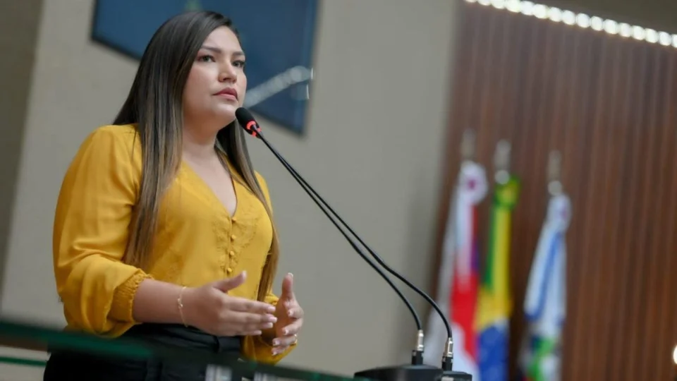 Joana Darc anuncia inauguração do Hospital Público Veterinário do Amazonas para outubro e responde às cobranças