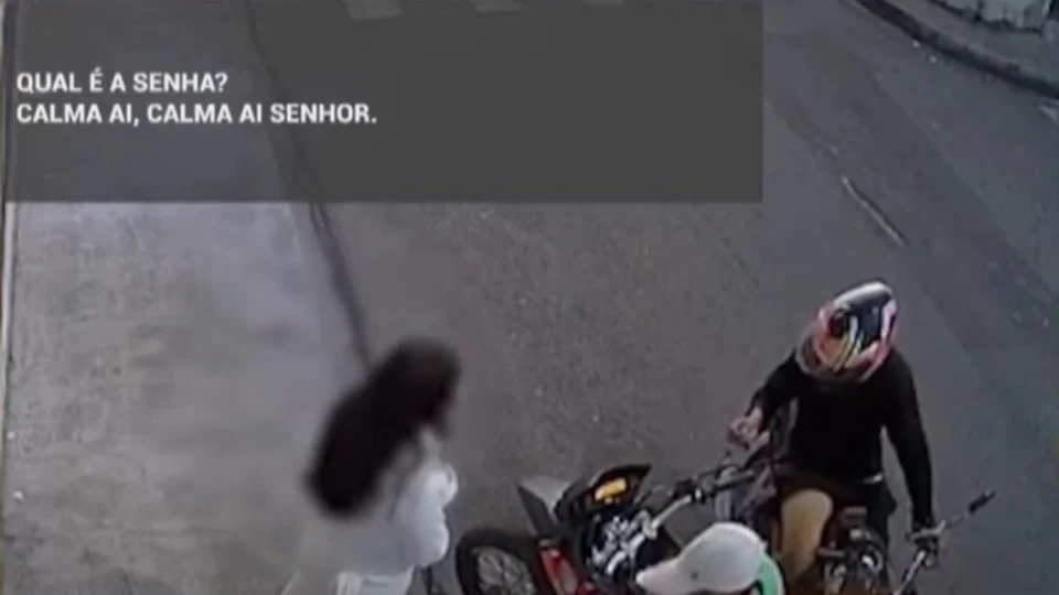 Vídeo flagra momento em que jovem é assaltada e bandido exige senha do celular na Zona Leste de Manaus