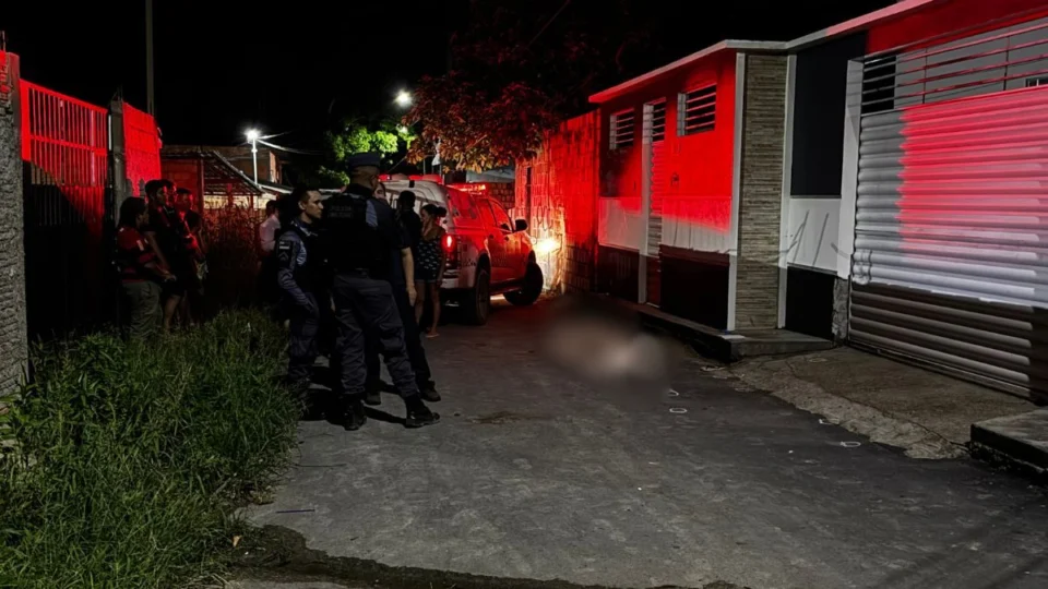 Jovem é morto com 10 tiros por pistoleiros na comunidade Val Paraíso, em Manaus