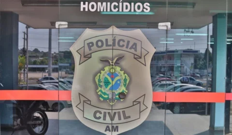 Homem suspeito de assaltos é espancado até a morte e corpo é deixado em terreno baldio no Amazonas