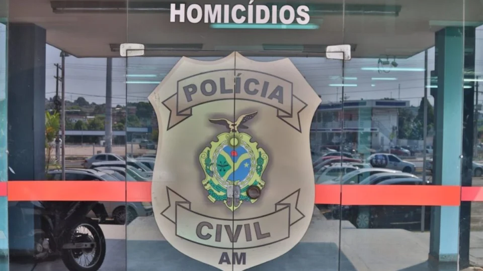 Homem suspeito de assaltos é espancado até a morte e corpo é deixado em terreno baldio no Amazonas