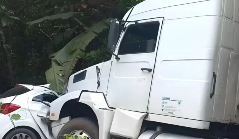 Duas mulheres morrem após colisão entre carro e carreta na BR-174