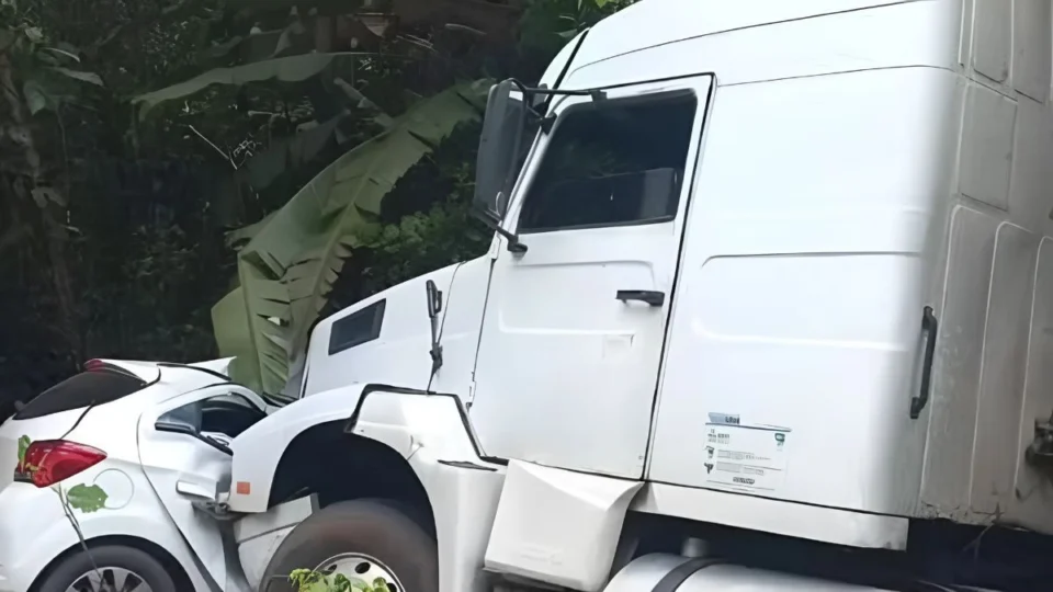 Duas mulheres morrem após colisão entre carro e carreta na BR-174