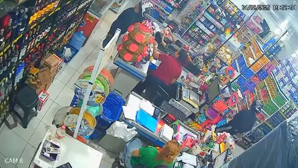 Criminosos assaltam supermercado no bairro Alvorada e agridem cliente durante ação