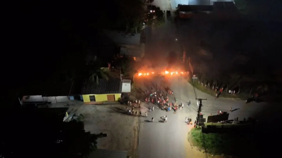 VÍDEO: moradores bloqueiam avenida no Tarumã após mais de 15h sem energia em Manaus