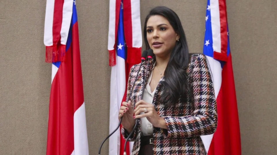 Mayra Dias confirma que disputará reeleição em 2026 e se posiciona entre ‘esquerda’ ou ‘direita’