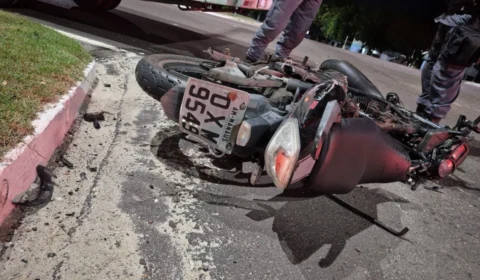 Motociclista morre após colisão com micro-ônibus na avenida Coronel Teixeira Manaus