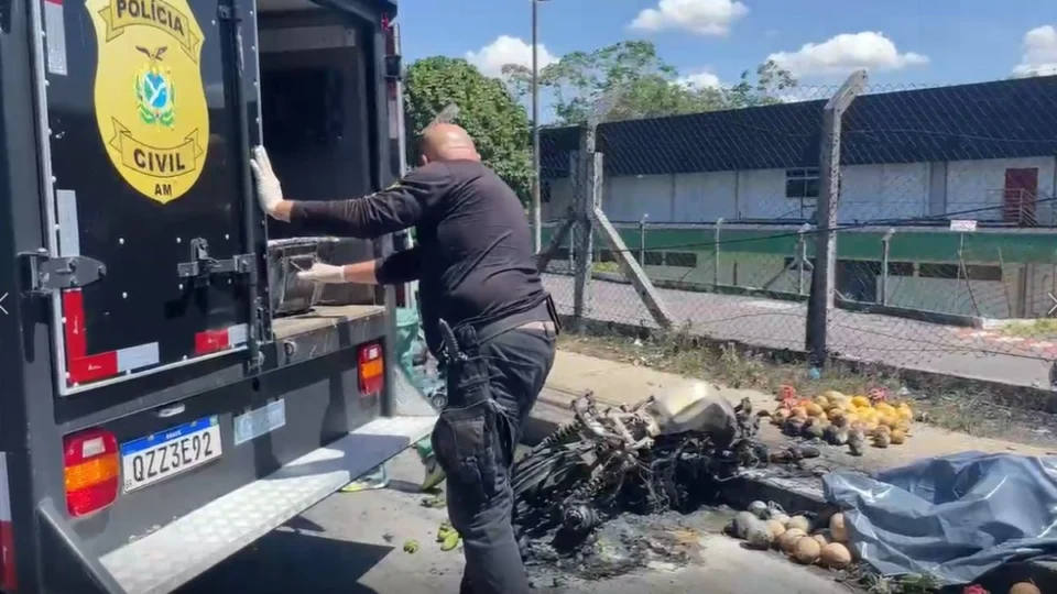 Esposa reconhece placa de motociclista que morreu carbonizado na avenida Buriti, em Manaus
