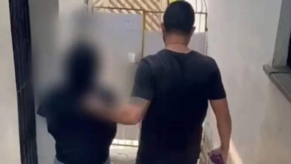Mulher é presa após matar marido com golpe no coração em Manacapuru; motivação seria brigas entre o casal