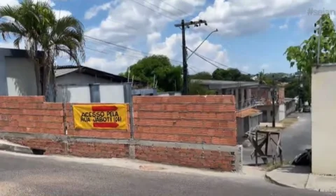Moradores do Novo Aleixo constroem muro em Manaus para impedir invasões após confrontos e troca de tiros