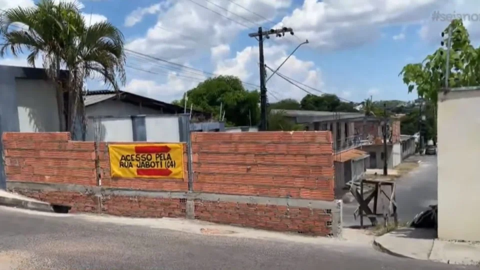 Moradores do Novo Aleixo constroem muro em Manaus para impedir invasões após confrontos e troca de tiros
