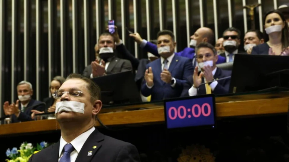 Esparadrapo na boca, Mesa ocupada e sessões canceladas: políticos protestam no Congresso e cobram ‘exigências’